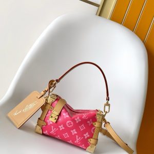 p750 Color MONOGRAM Original Black Pattern Series commemorates the iconic Louis Vuitton Beaton Monogram's 130th anniversary, showcasing timeless design through your MM Monogram Original Canvas side trunk. Sensual gold hardware draws inspiration from the trunk's signature frame and lock mechanism. Special leather address tags and iconic interior labels appear exclusively in the Monogram Anniversary collection.Dimensions: 23.5 x 16 x 8.5 cm (L x H x W). Capacity: 6.7-inch smartphone, earphones, coated canvas G-Power battery, keys, lipstick.Cowhide leather trim. Shoulder strap: Detachable, adjustable length. Striped lining (when worn as shoulder bag). Minimum shoulder strap length: 45.0 cm. Gold-tone hardware. Zipper closure with lock (when shoulder strap is attached). Maximum shoulder strap length: 55.0 cm. Detachable commemorative charm.